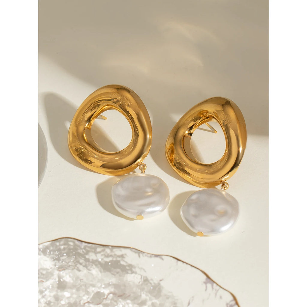 18K vergoldete Edelstahl-Imitationsmuschelperlen Hohle runde Anhängerohrringe Zarte wasserfeste tägliche Schmuckstücke