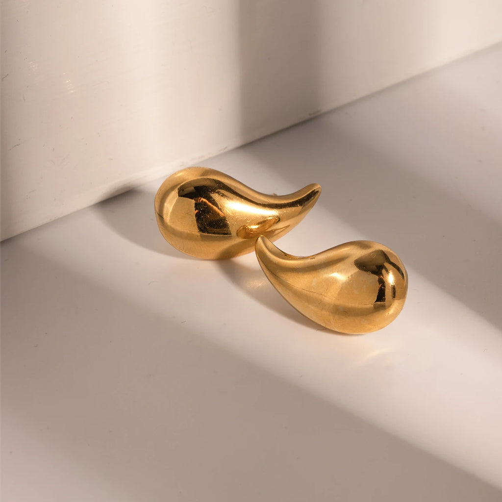 Vandtæt glat rustfrit stål Vanddråbeformede øreringe Statement Metaltekstur Populære metal 18K forgyldte smykker