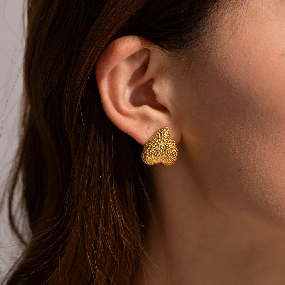 Boucles d'oreilles clous minimalistes en acier inoxydable plaqué or 18 carats en forme de cœur d'amour, résistantes au ternissement, à grain de marteau, bijoux d'oreille en métal uniques pour femmes