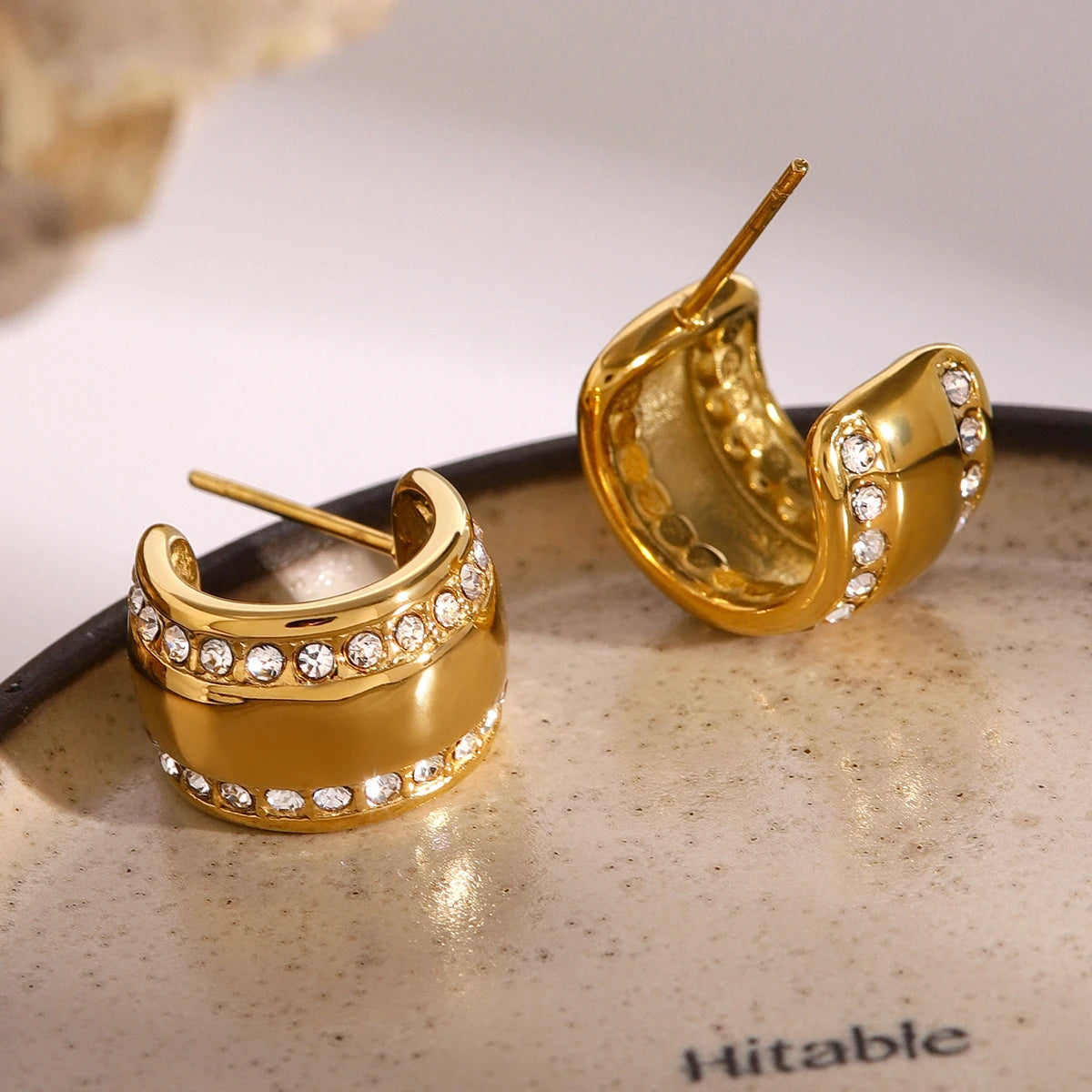 18K PVD forgyldt brede C-formede øreringe indlæg hvid zirconia rustfrit stål Kvinder Statement karakteristiske rustsikre smykker