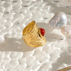 Modischer 18K PVD-beschichteter Edelstahl mit Retro-Muster, eingelegter halbgesichtiger roter Achat, offener Ring, Damen-Charm-Statement-Schmuck