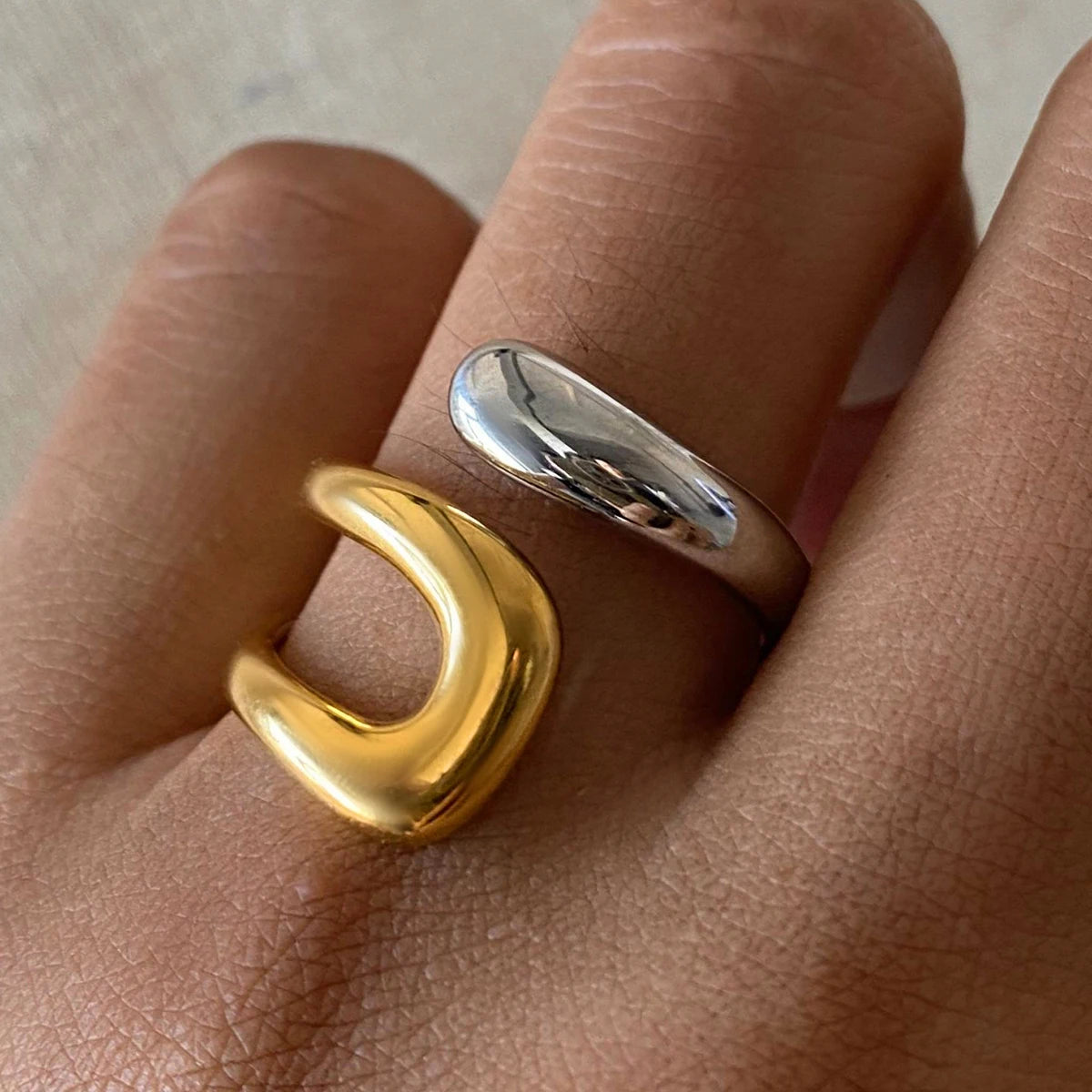 Minimalistische 18k Goud Vergulde Lichte Gezellige Kleur Matchende Kruis Asymmetrische Open Ring Charmante Roestvrijstalen Statement Sieraden