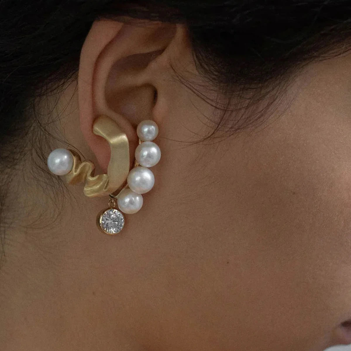 18k vergoldete, rostfreie Edelstahl-Ohrringe mit gebogenem Perlenanhänger, Zirkon-Einlage, exquisite Sommer-anti-allergische Schmuckstücke