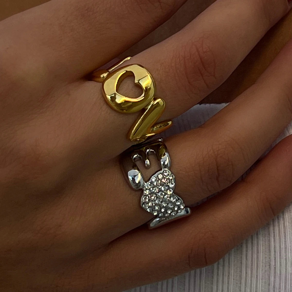 Bague fermée premium pour femmes en acier inoxydable léger et confortable, plaquée PVD 18K, avec incrustation géométrique de lettre LOVE et strass