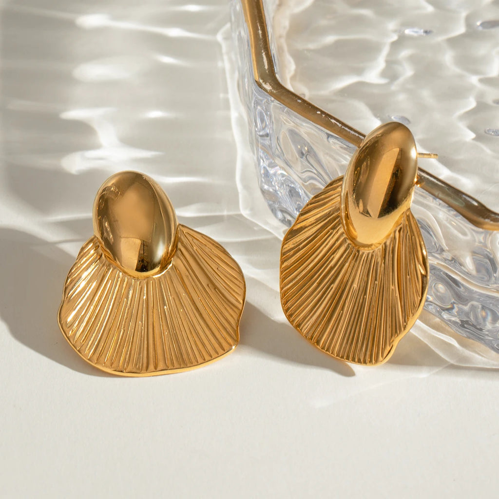 Minimalistisk 18K Beach Rustfrit Stål Fiskehale Ribbede Polerede Stud Øreringe Kvinder Anti Allergisk Elegant Charm Daglige smykker