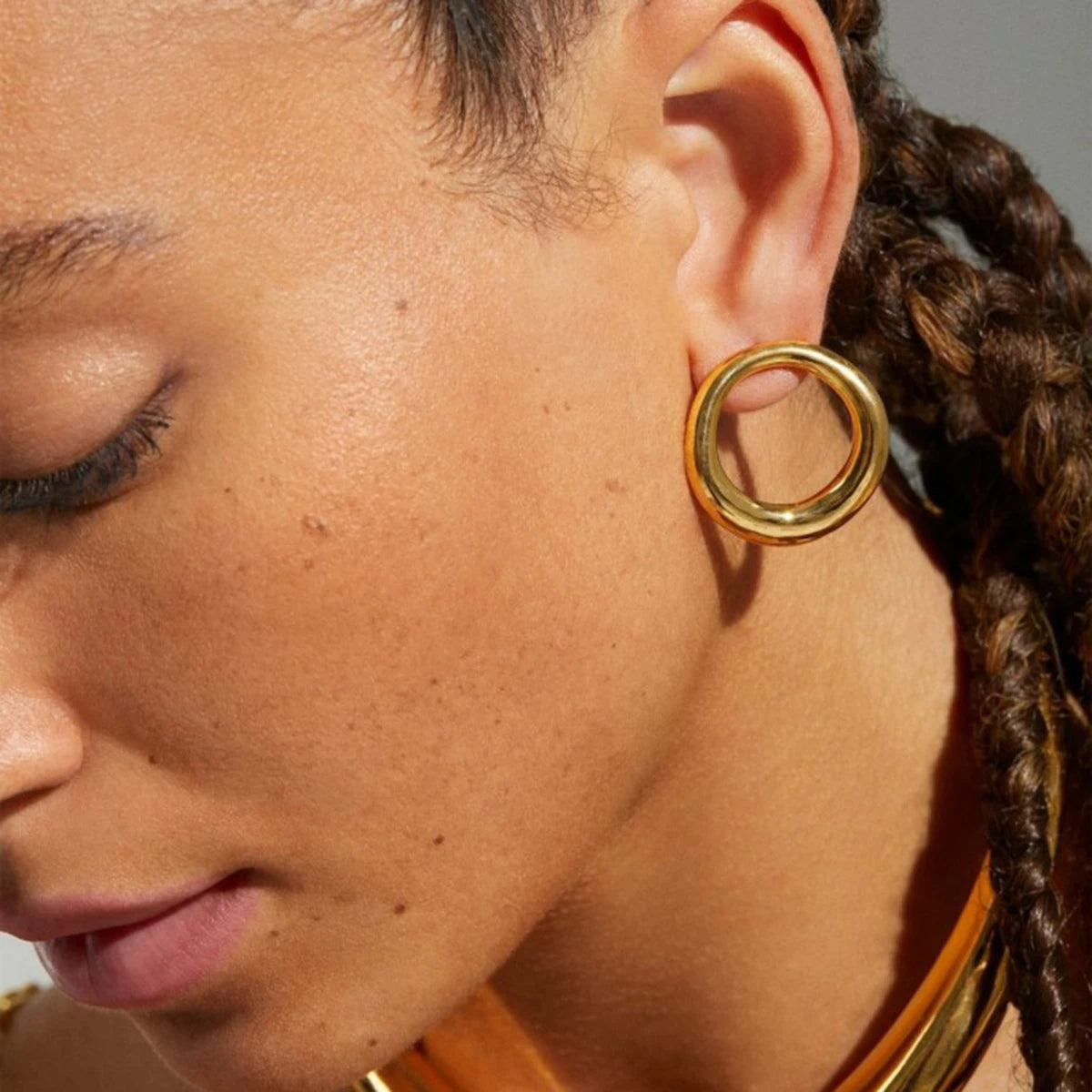 18k forgyldt rustfrit stål runde hule glatte øreringe Metaltekstur Personlig anti-allergisk charme Chic smykkegave