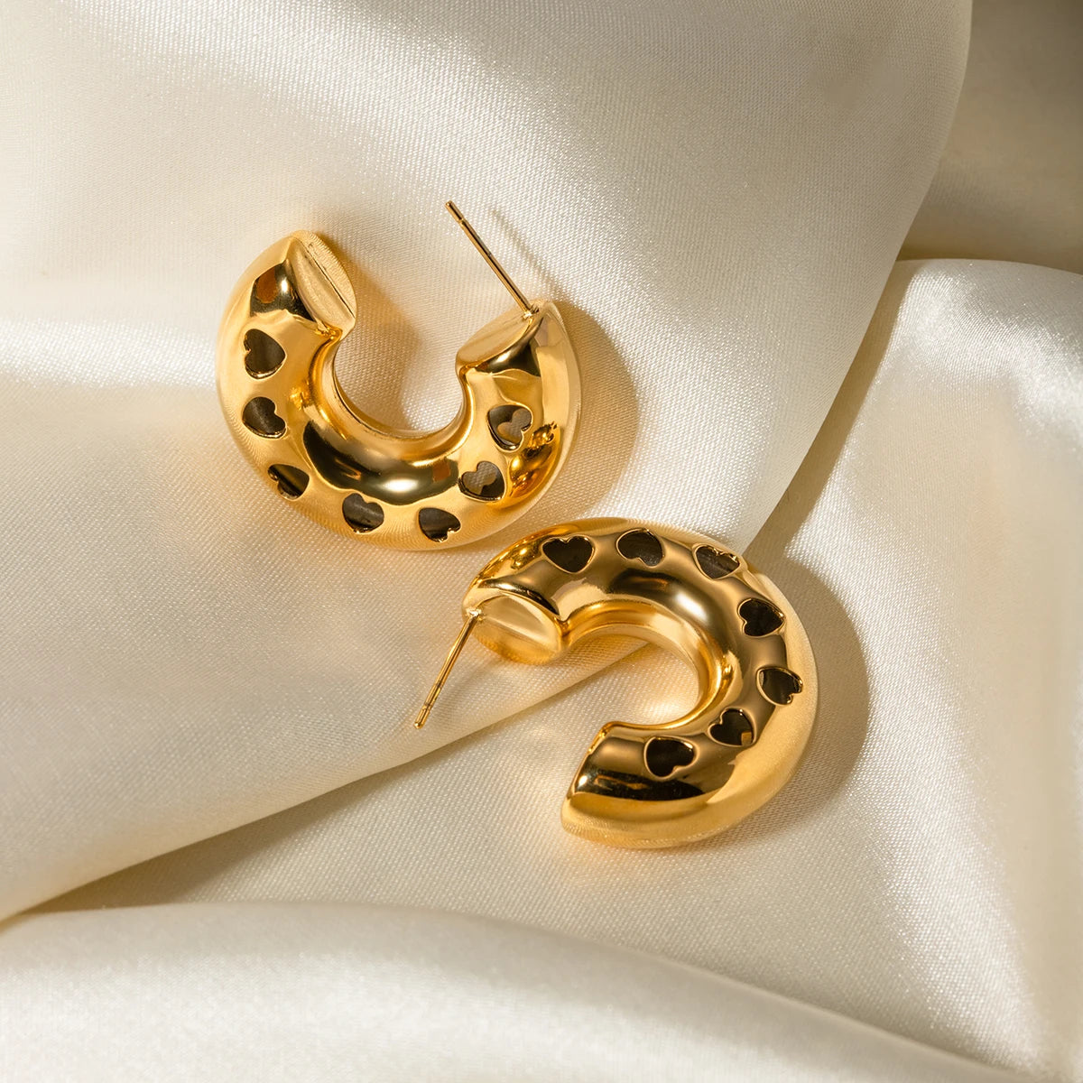Rustfrit stål højkvalitets 18K forgyldt buttet C-formet Love Heart hule ørestikker Minimalistiske rustsikre charmesmykker