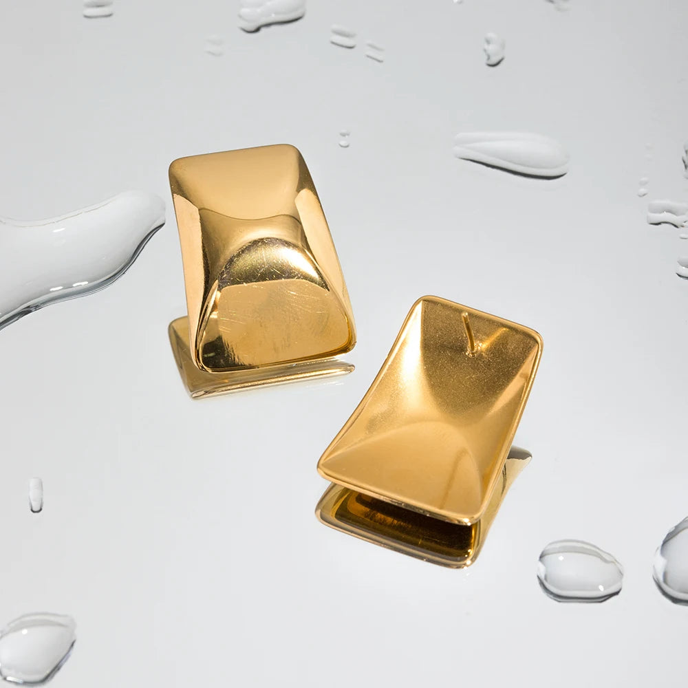 گوشواره زنانه ضد حساسیت با روکش طلای 18 عیار، استیل ضد زنگ مقاوم در برابر تغییر رنگ، آینه‌ای، مربعی شکل و ضخیم با میخ‌های برجسته