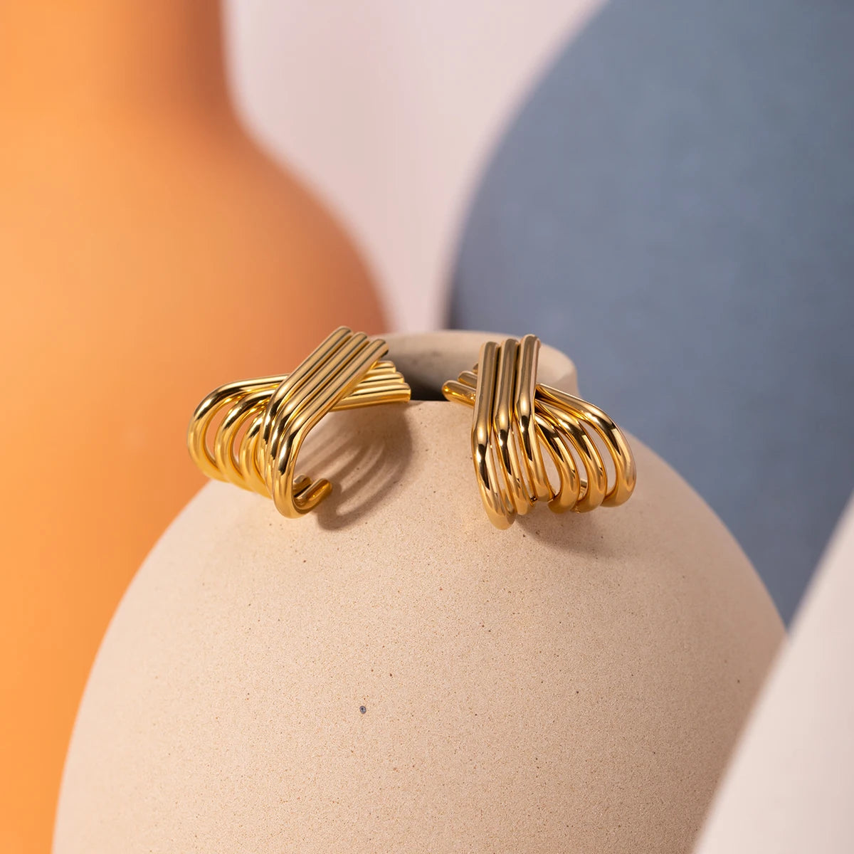 18K PVD-belagt rustfrit stål Simple Line X-formede øreringe Vandtætte metal modesmykker Attraktive kvinder tilbehør