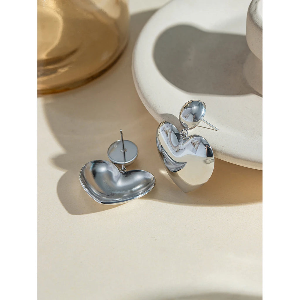 Minimalistisk 18K PVD-belagt lys Hyggelig rustfrit stål Glat kærlighedshjerte Stålfarve øreringe Trendy Dame Premium smykker Bijoux