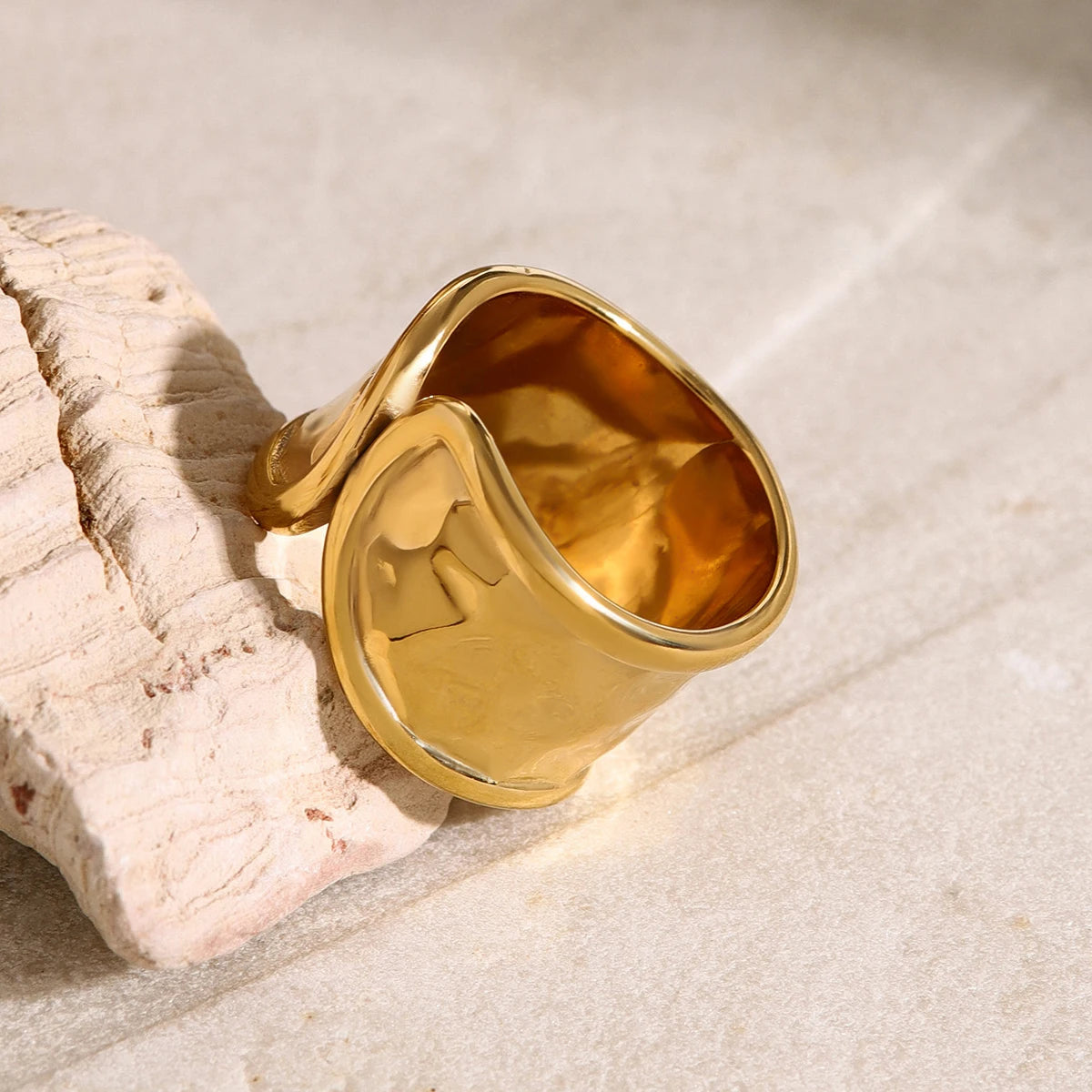 18K PVD-beschichteter modischer Vintage-Ring mit gehämmertem Korn, asymmetrisch, offen, aus Edelstahl, für Frauen, allergiepräventiv, trendiger Alltagsschmuck