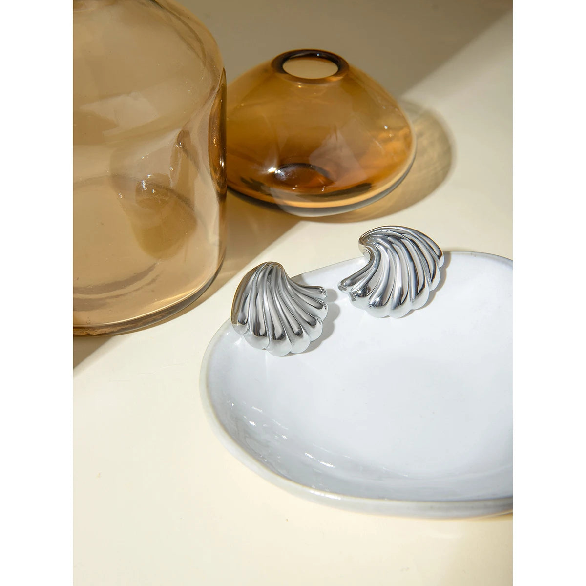 Pendientes de botón de concha marina con onda de acero inoxidable chapado en PVD de 18K Alta calidad Geométricos Impermeables para mujer Joyería exquisita Regalo