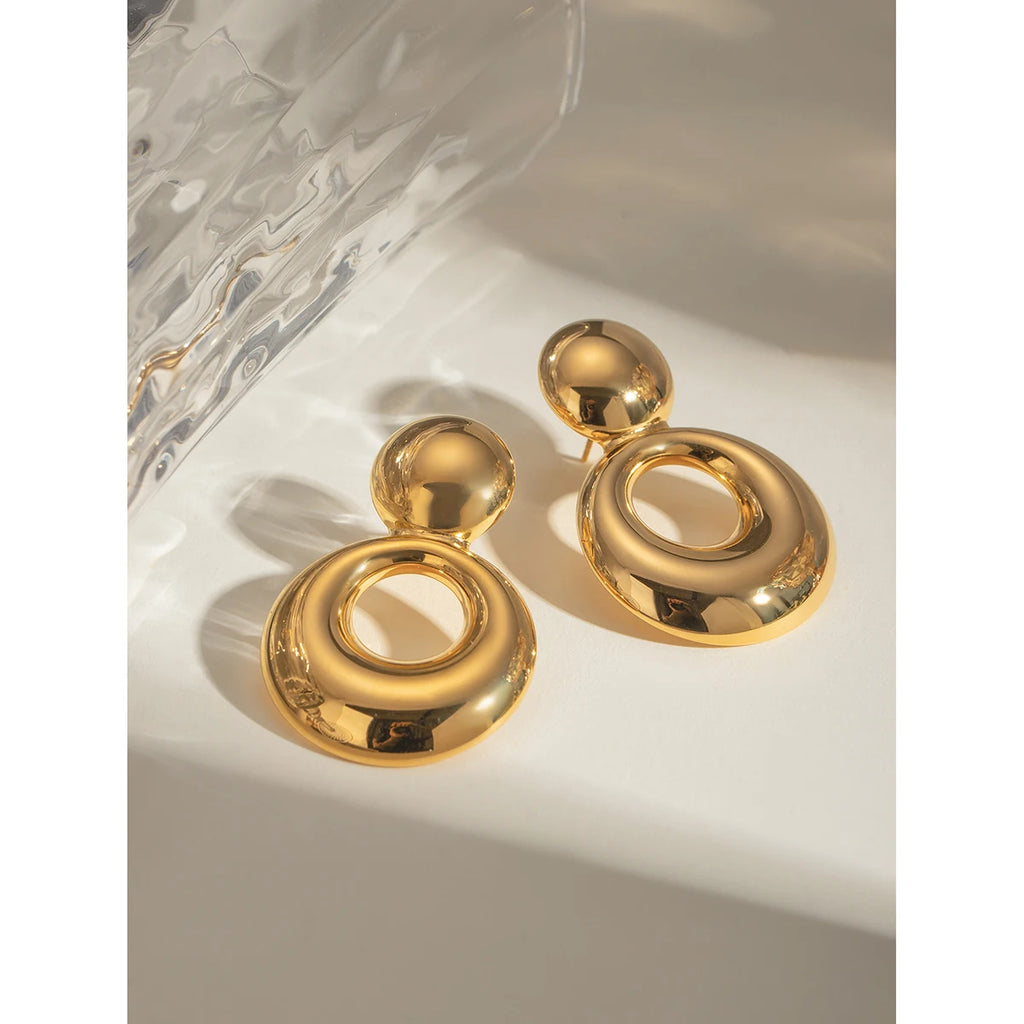 Pendientes dobles huecos de textura metálica de acero inoxidable chapados en oro de 18k Retro para mujeres Encanto de temperamento Joyería dorada elegante
