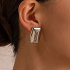 Low Key Luxe Roestvrij Staal Adembenemend Reflecterende Afwerking Oorbel Zilverkleurige Textuur Vrouwen Dagelijks Draagcadeau