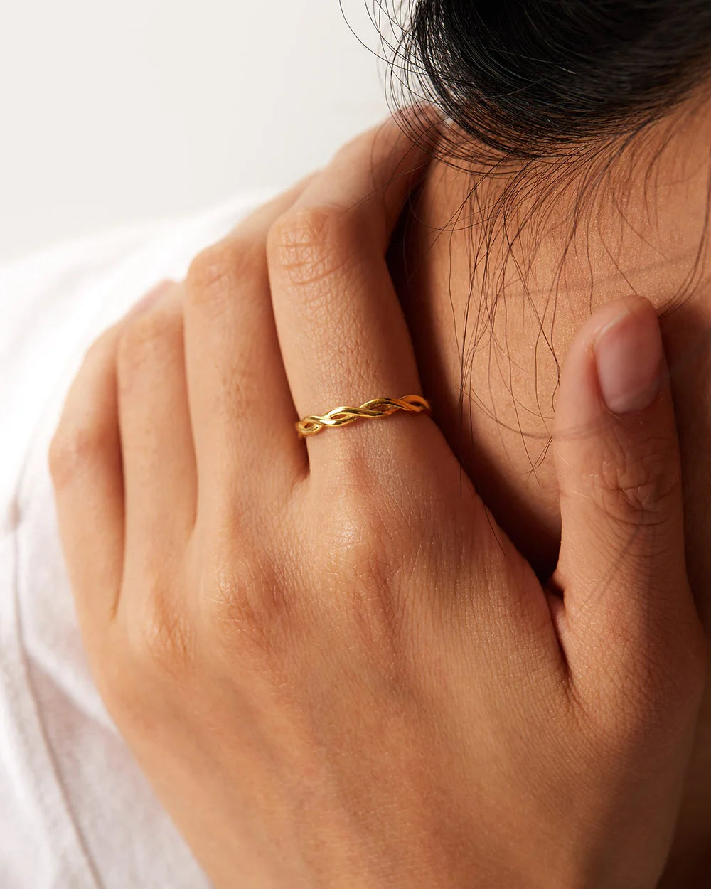 Bague fermée design ligne croix plaquée or 18 carats luxe léger acier inoxydable femmes texture métal anti-rouille cadeau bijou romantique