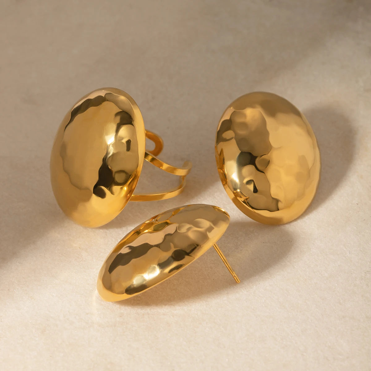 Stilvolle einzigartige Metall-Edelstahl 18k vergoldete Damen-Hammer-Kornmuster-Disco-Oval-Ohrringe/Ring-Set Urlaubsschmuck