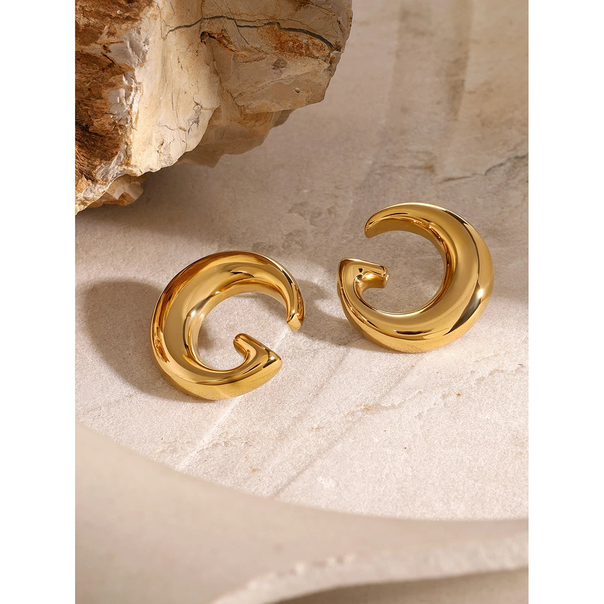 18K PVD Minimalistisk Rustfrit Rustfrit Stål Runde Blanke Big G Letter Blanke Øreringe Anti-allergiske Damer Vandtætte smykker