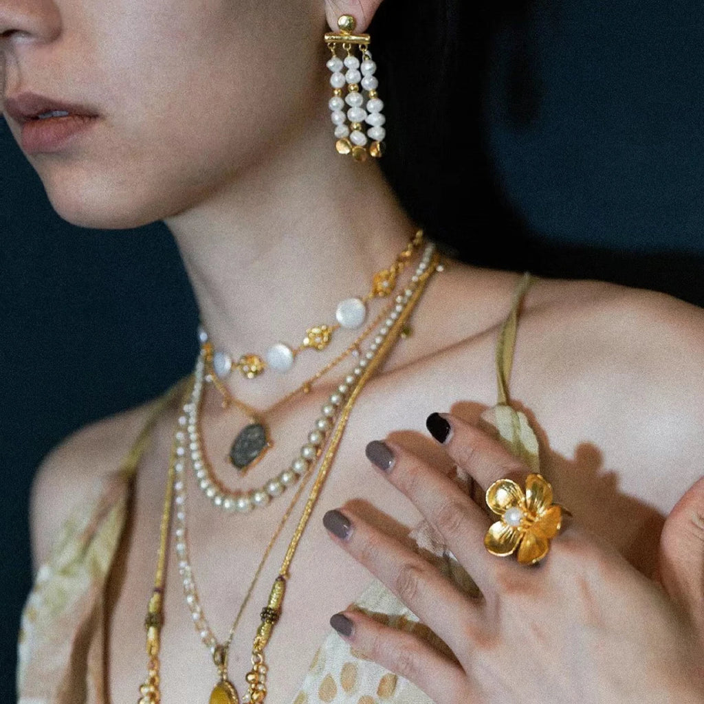 Minimalistischer, 18k vergoldeter, leichter, gemütlicher, blumenförmiger, haftender Kunststoff-Perlen-Öffnungsring für Frauen, Statement-Schmuck aus Edelstahl