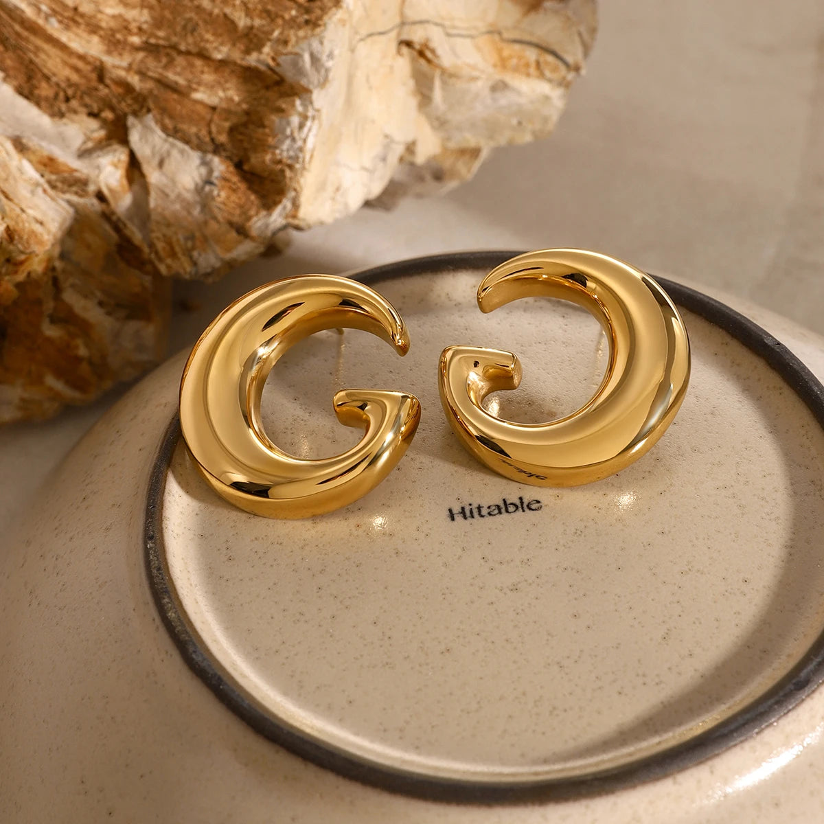 18K PVD Minimalistisk Rustfrit Rustfrit Stål Runde Blanke Big G Letter Blanke Øreringe Anti-allergiske Damer Vandtætte smykker