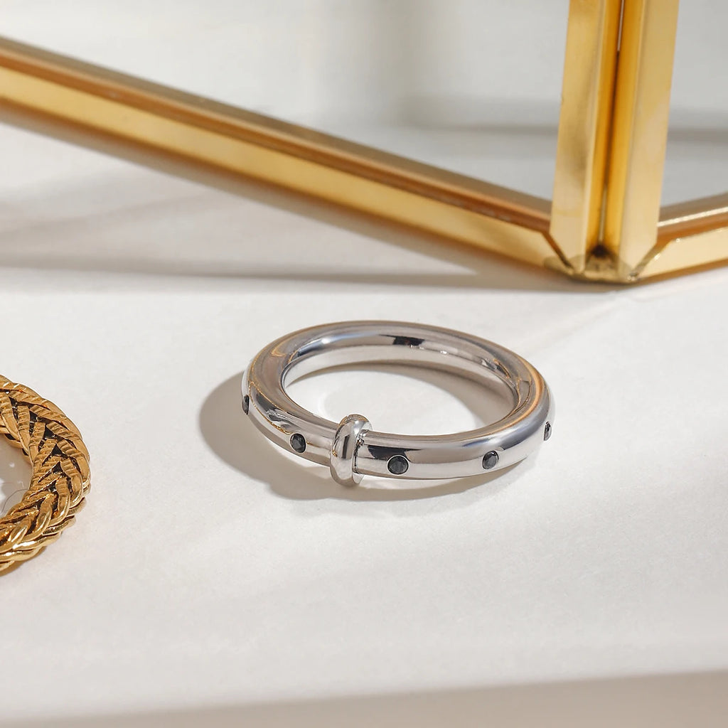 Anello Singolo con Strass Nero Uomo Donna Anello Insolito Resistente all'Acqua Placcato 18K PVD Anelli Semplici per Dita