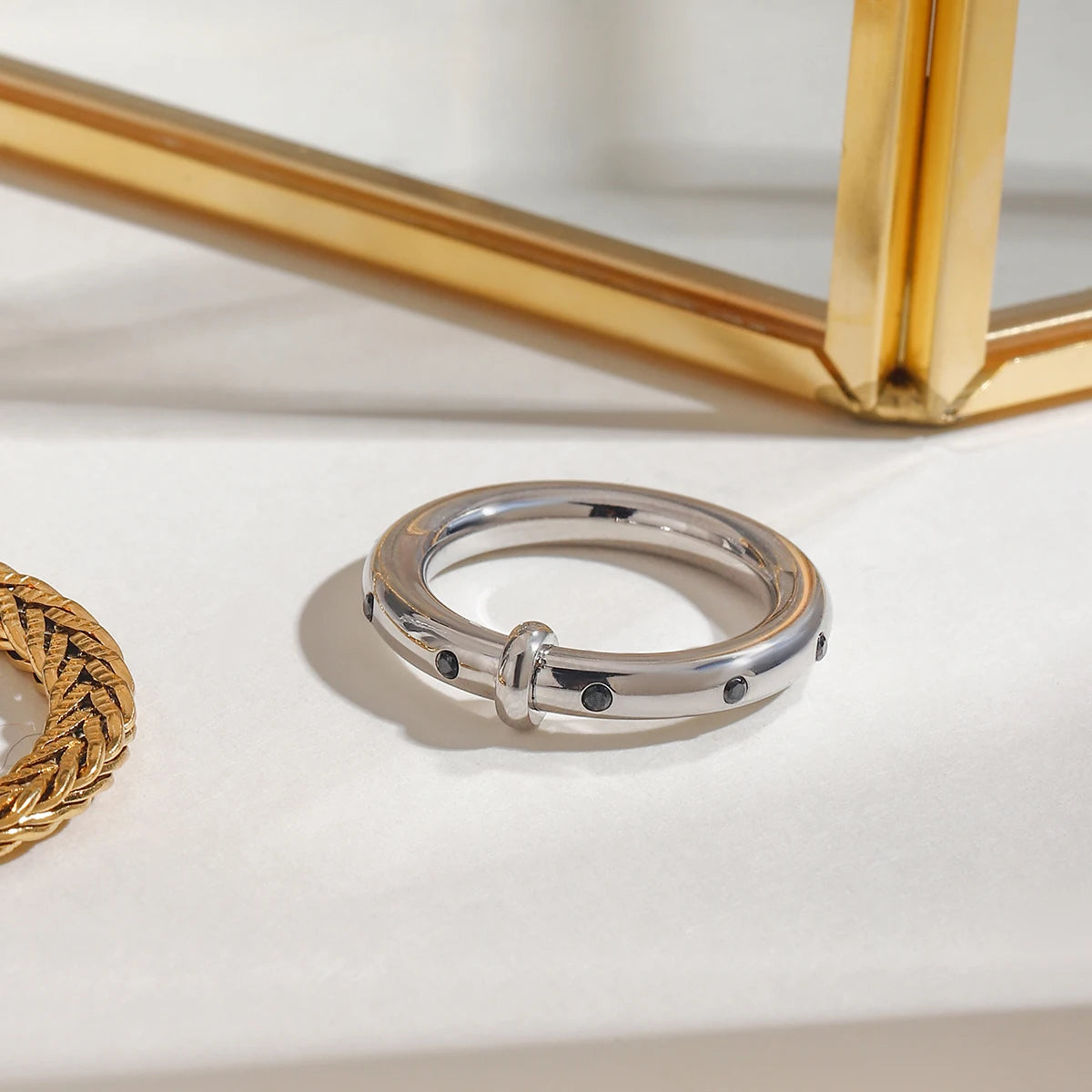 Bague unique en strass noir pour hommes et femmes Bague inhabituelle Résistante à l'eau Plaqué PVD 18K Bagues simples pour doigts