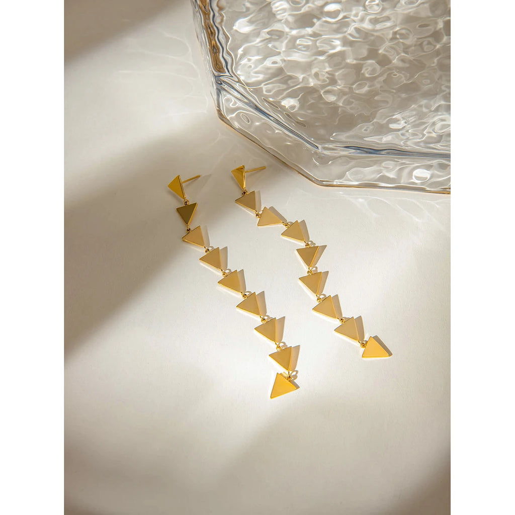 18K vergoldete Edelstahl-Ohrringe mit glattem Dreieck-Anhänger, poliertes Metall, Statement-Textur, modische Charms, Schmuck