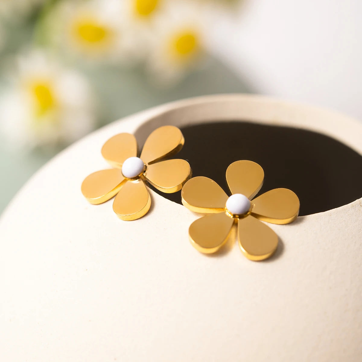 Rustfrit stål lys luksus 18K PVD belagt hvid olie dryppende fem-bladede blomst Small Daisy øreringe Kvinder Statement smykker