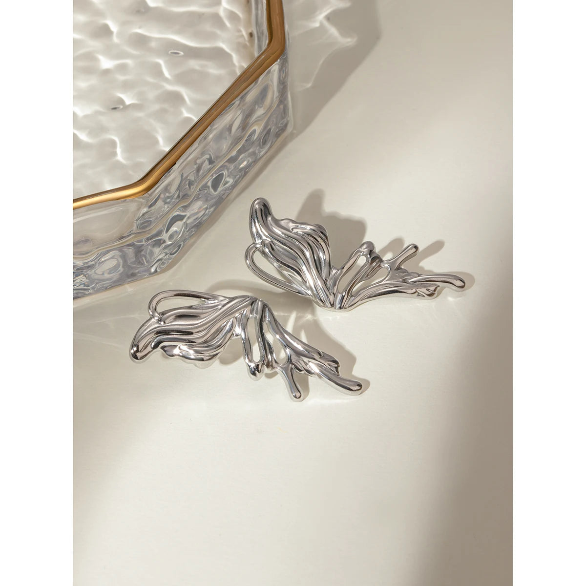 18K PVD-belagt rustfrit stål Minimalistisk Y2K-stil Sød og cool gotisk stereo sommerfugleøreringe Stilfulde, rustsikre smykker