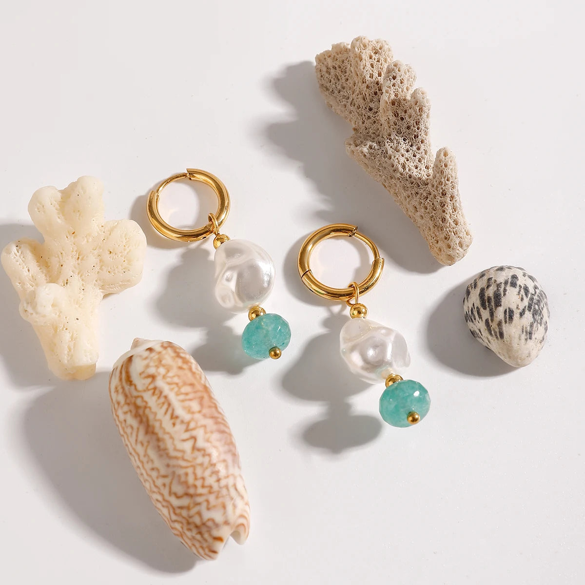 Elegante 18k vergoldete Edelstahl-Ohrringe mit Imitationsperlen und grünem Naturstein, Damen, allergiepräventiver Schmuck