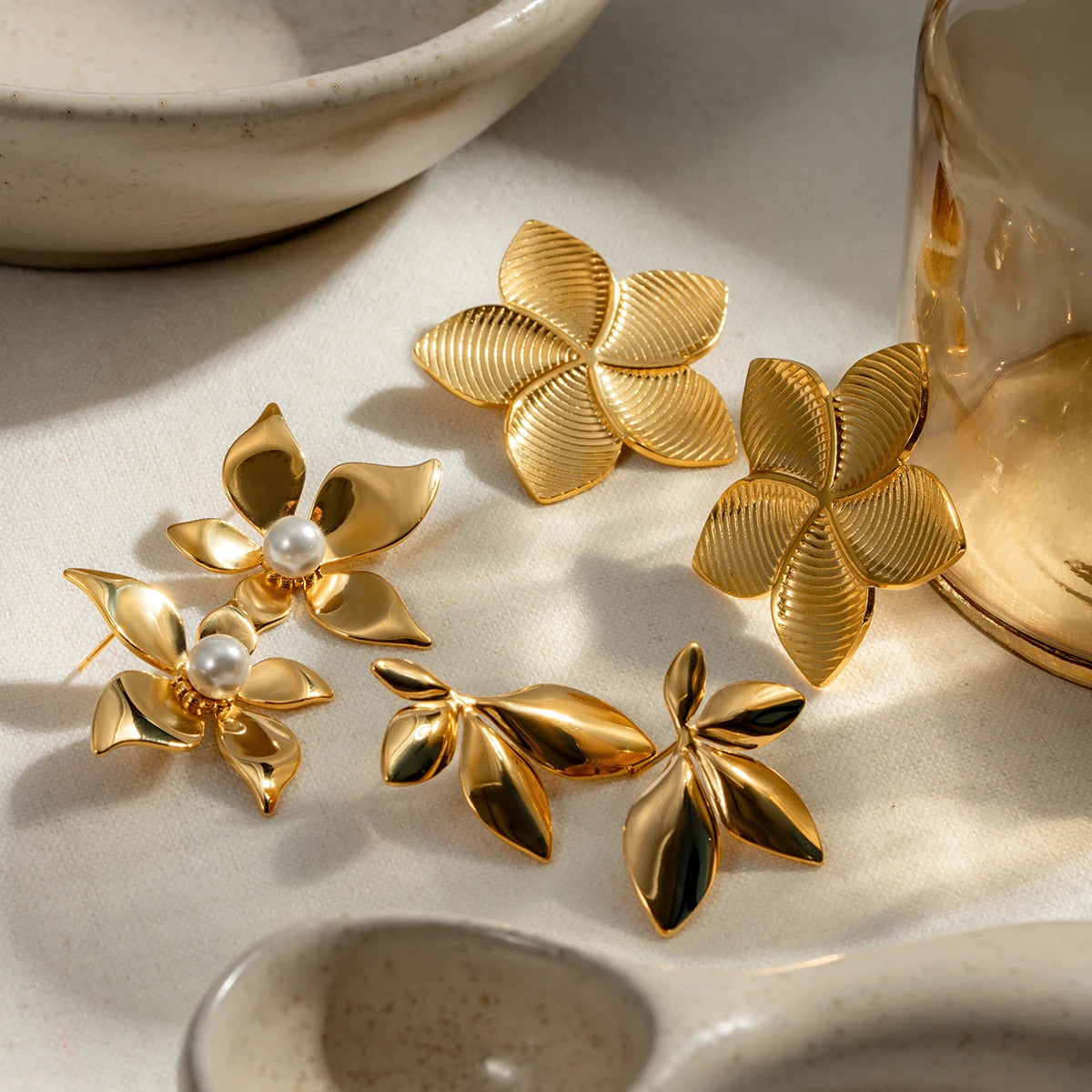 Licht Luxe 18K Verguld Roestvrij Stalen Gouden Bloem Blad Ontwerp Oorbellen Ring Set Dames Vintage Mode Persoonlijkheid Sieraden