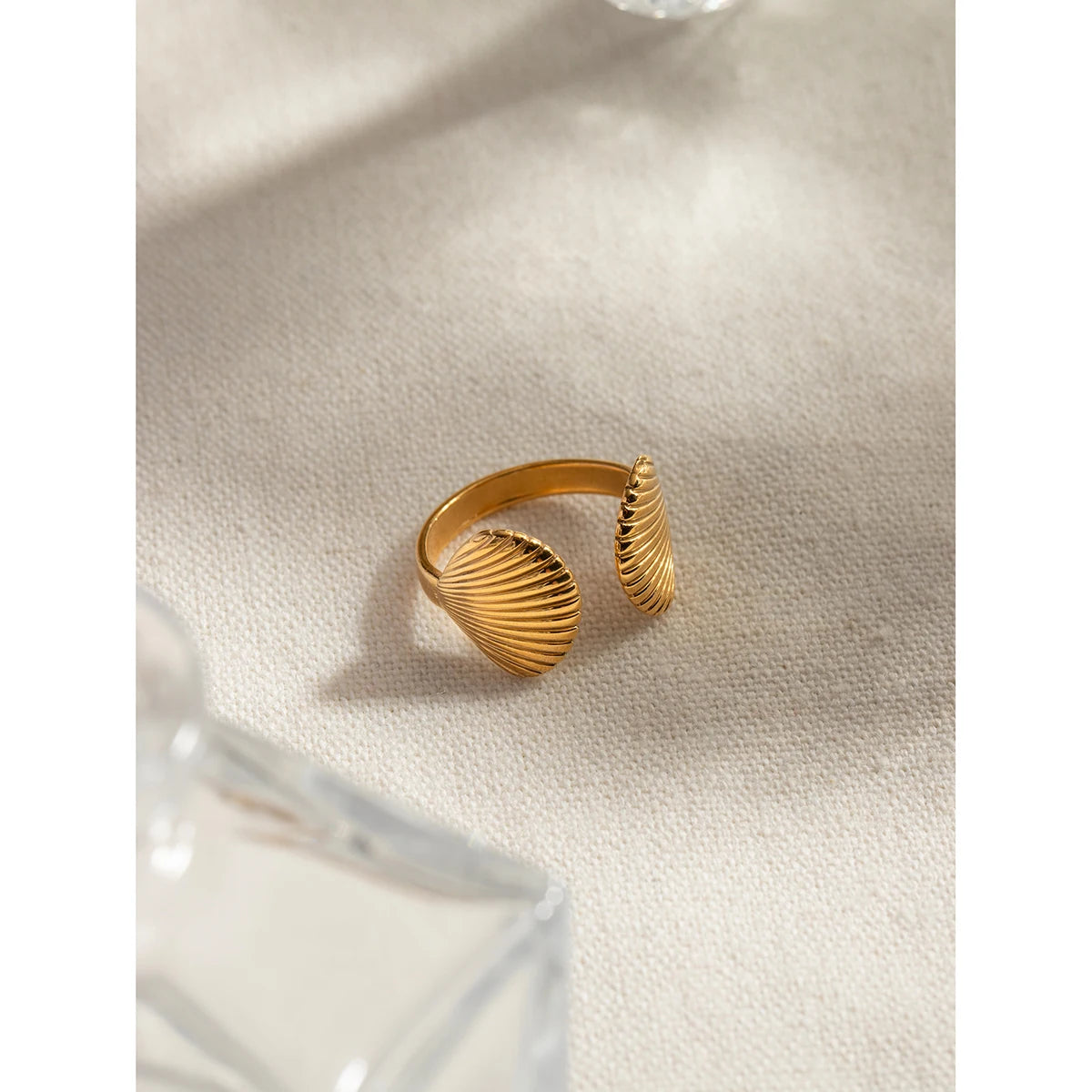 Muschelschalenstrukturierte 18K goldbeschichtete Zwei-Muschel-Öffnungsringe aus Edelstahl, klobiger, anlaufsicherer Damenmode geometrischer Ring