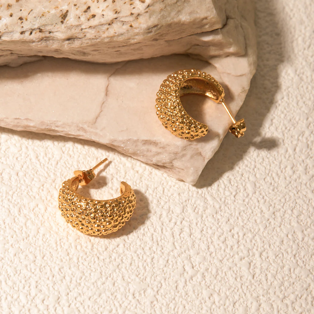 Unikke 18 karat forgyldte stilfulde tekstur C-formede ørestikker rustfrit stål kvinder Anti-allergisk metal karakteristiske smykker