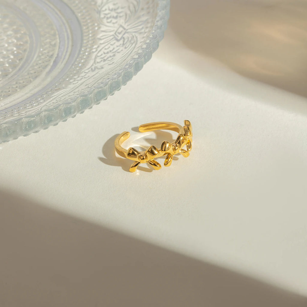 Exquisiter 18K PVD-beschichteter Edelstahl, zarter offener Ring mit drei Schleifen, Damen, hochwertige Charme, stilvoller Schmuck