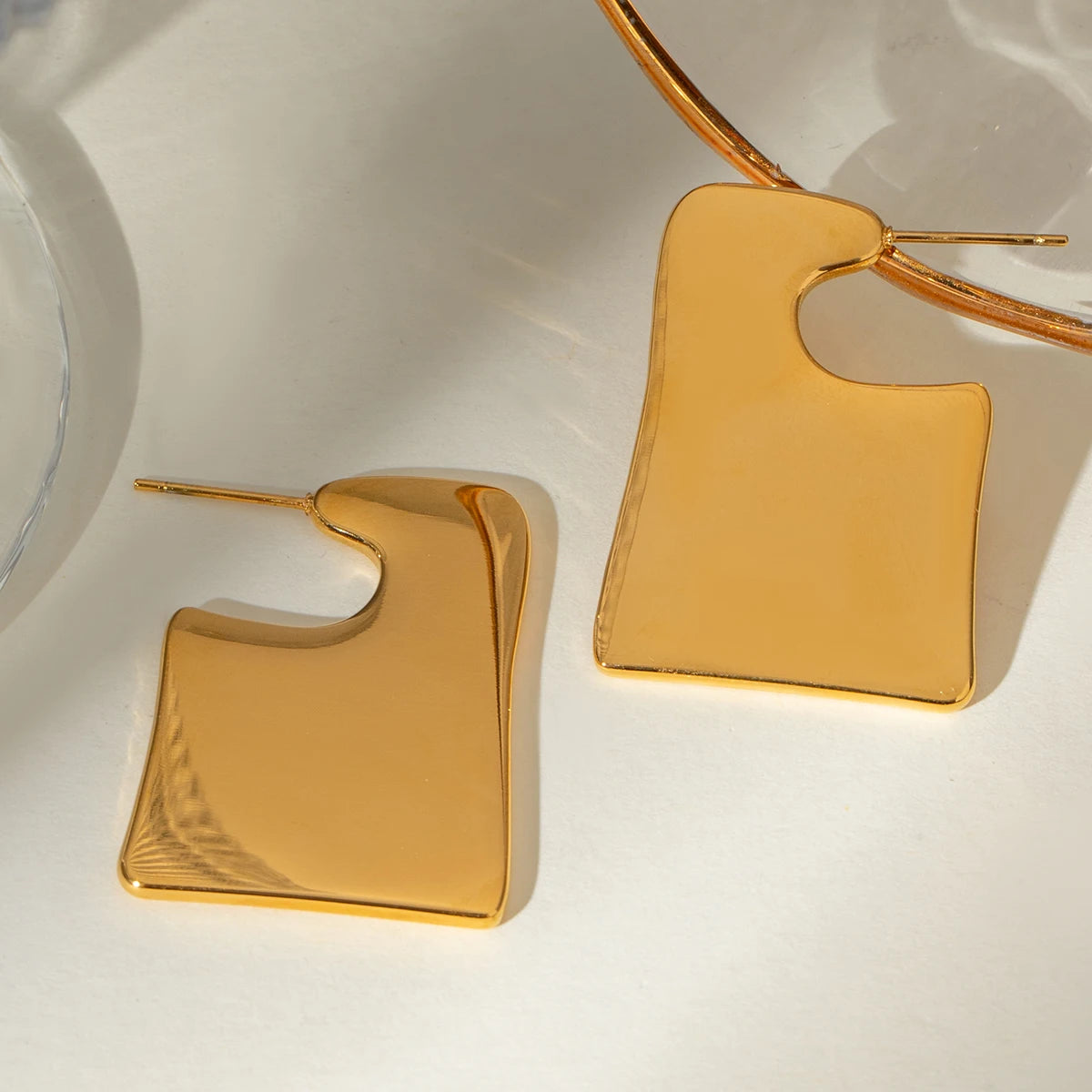 Stilfulde 18K forgyldte rustfrit stål Simple Store Glatte Uregelmæssige Øreringe Dame Charms Vandtæt smarte smykker