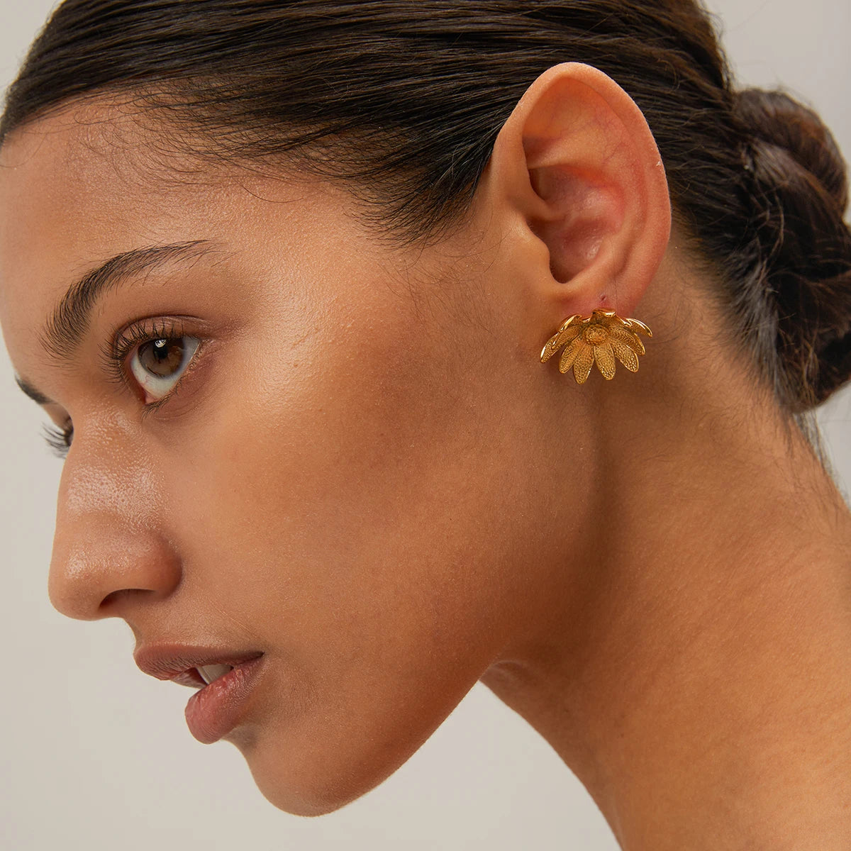 Metal Textured Stylish Unique Small Daisy Flower Design Earrings Stainless Steel 18k Gold Plated Women Holiday Jewelry