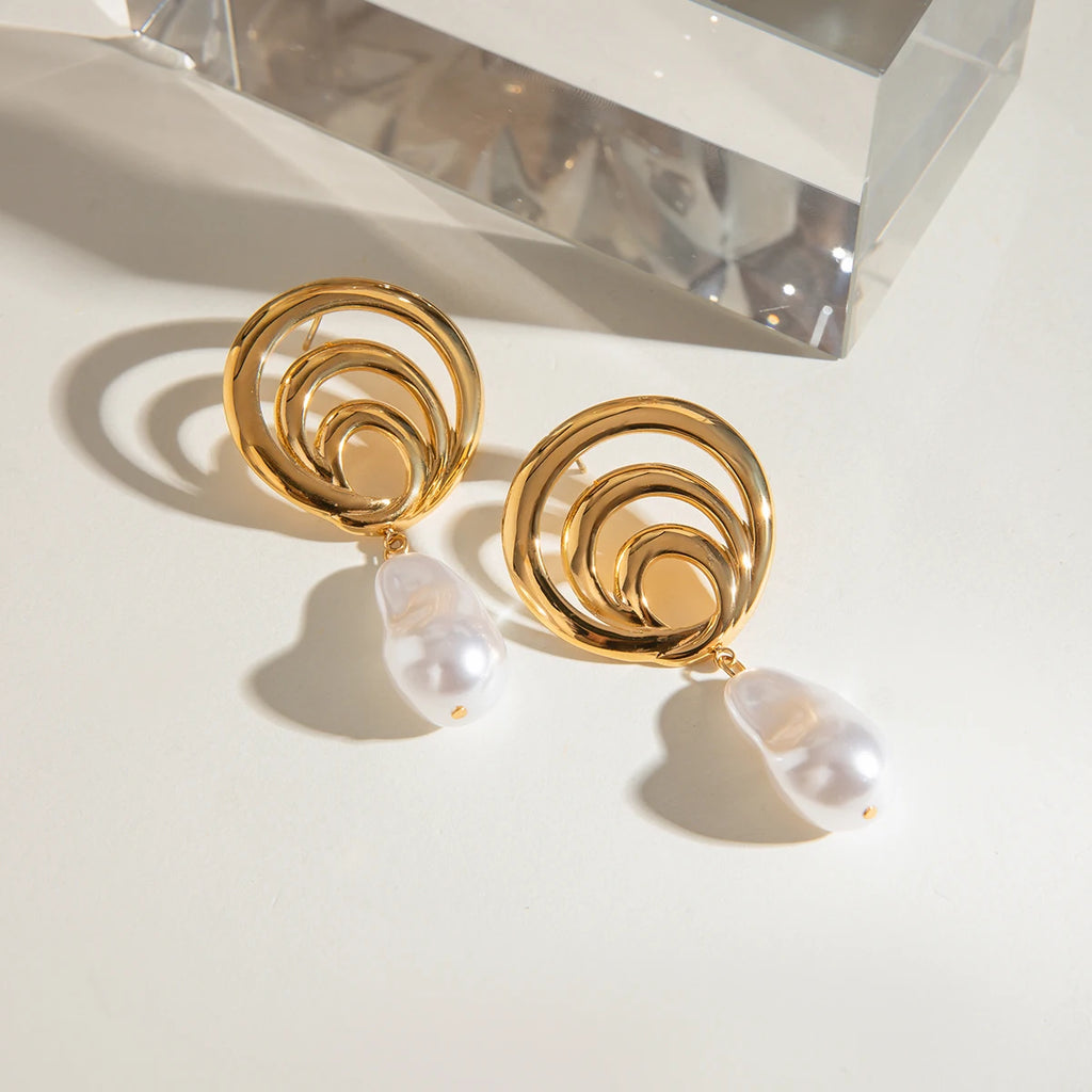 Pendientes colgantes de perla hueca con diseño en espiral impermeable de acero inoxidable 18K para mujer, joyería de declaración elegante de metal con encanto moderno