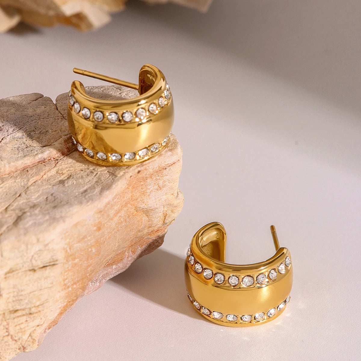 18K PVD forgyldt brede C-formede øreringe indlæg hvid zirconia rustfrit stål Kvinder Statement karakteristiske rustsikre smykker