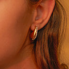 Orecchini delicati a goccia d'acqua a forma di fagiolo in acciaio inossidabile placcato oro 18k con diamanti incastonati, gioielli leggeri e accoglienti per donne