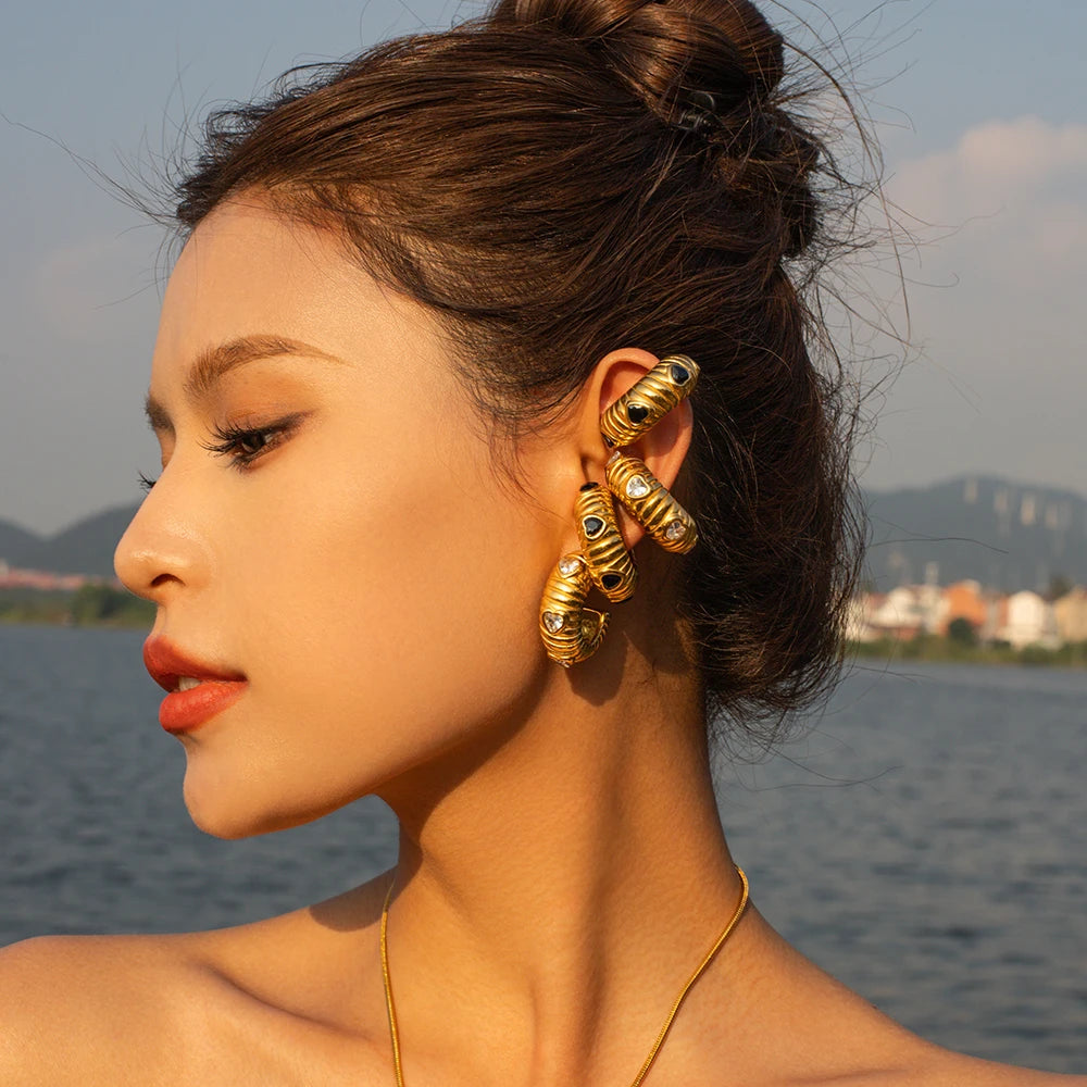 Rustfrit stål stilfulde 18K forgyldte panerede tekstur C-formede øreringe indlagt med zirkon kvinder højkvalitets cirkeløreringe