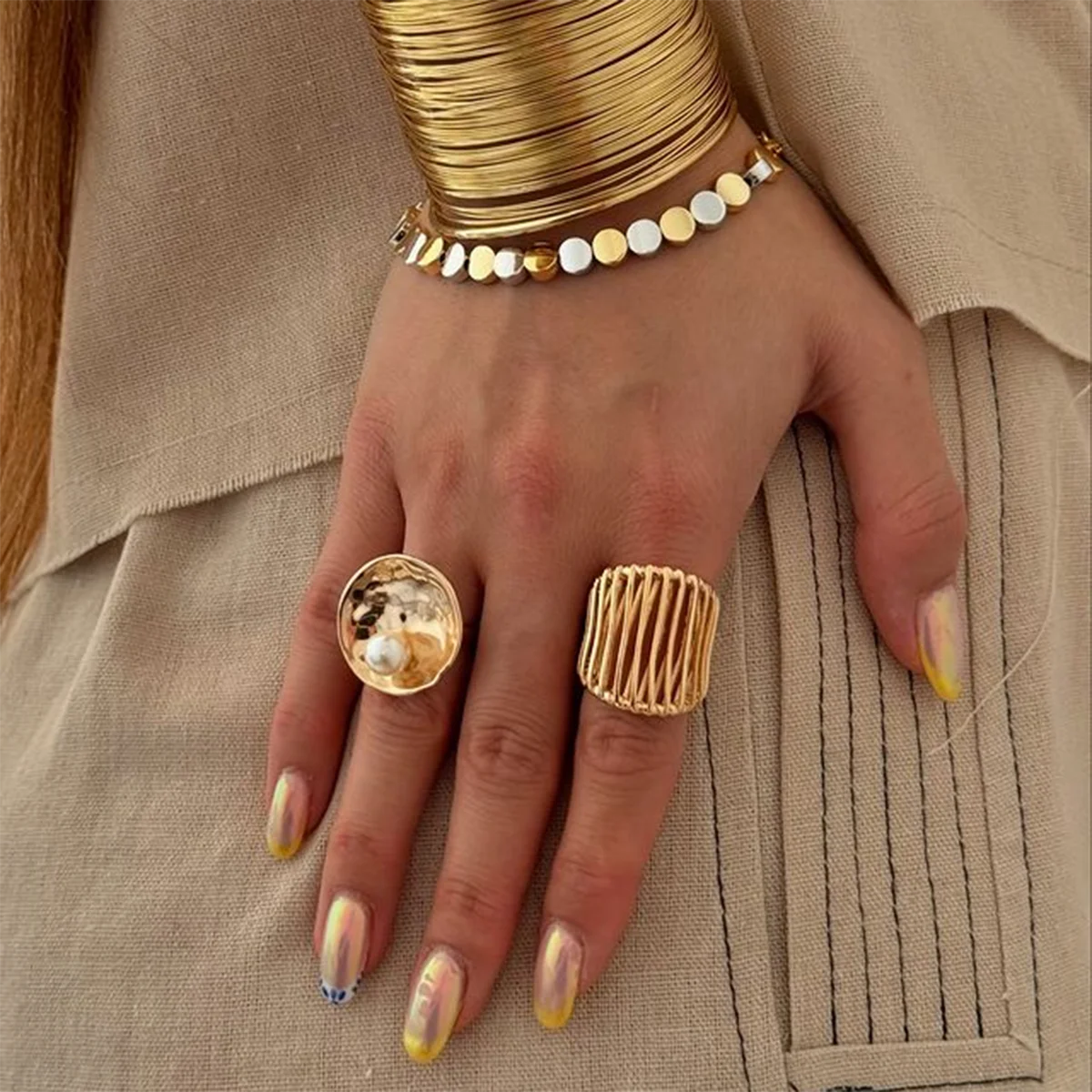 Minimalistischer 18K PVD-beschichteter Edelstahl runder Hammerkorn konkaver offener Ring leichter gemütlicher Damenschmuck mit Charme und Statement