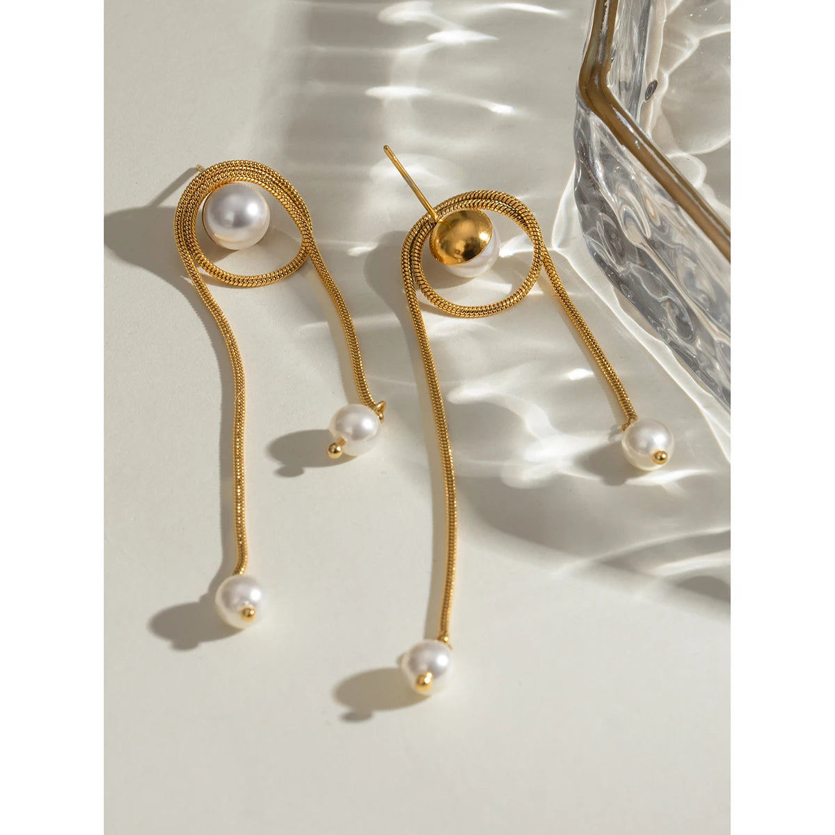 Imitationsmuschelperlen runde Schlangenkette Quastenohrringe aus Edelstahl, 18K PVD-beschichtet, allergiepräventiver Ohrschmuck