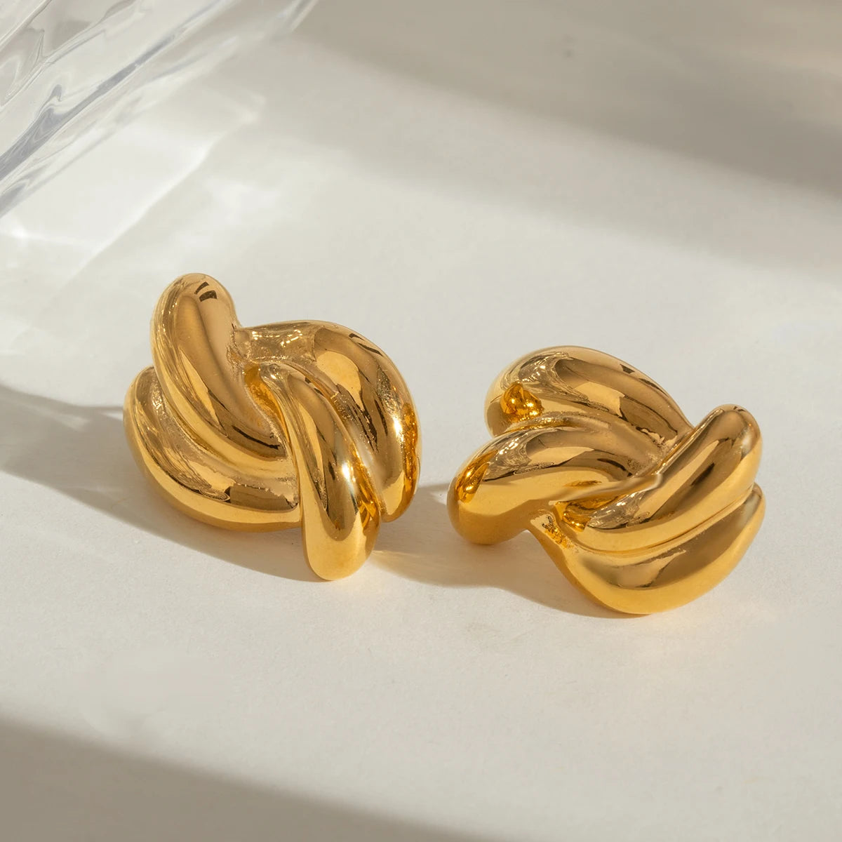 18K forgyldt rustfrit stål Cross Design Knot Øreringe Kvinder Metal Vandtæt Mode Charm Daglig smykkegave