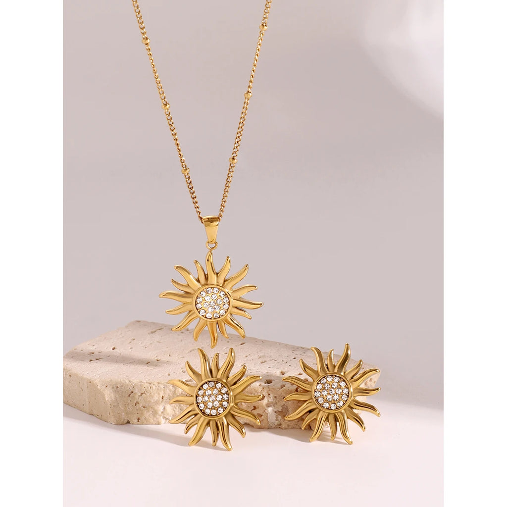 گردنبند و گوشواره ست زنانه بیژو با آویز شکل خورشید از جنس استیل ضد زنگ با روکش طلای 18 عیار و نگین رینستون، جواهرات ضد آب