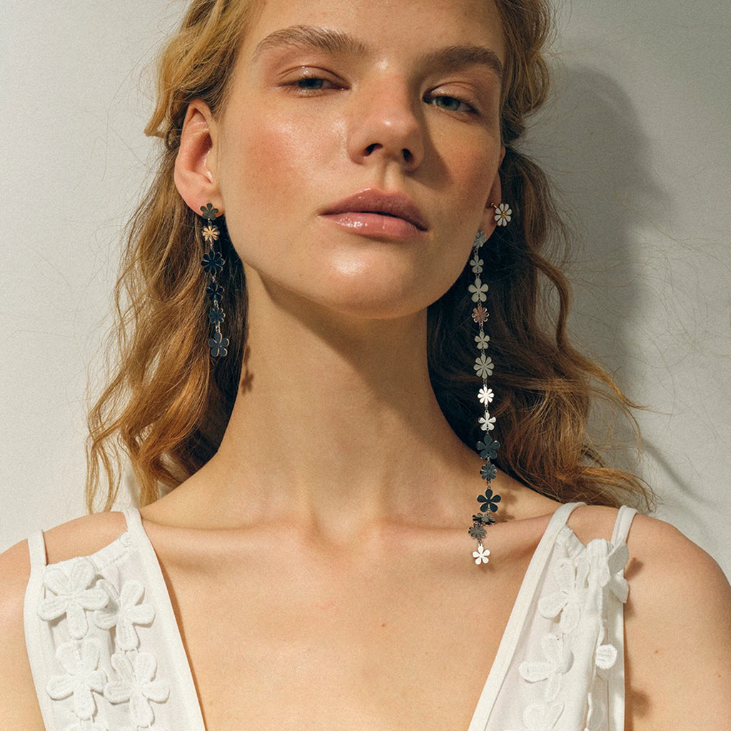 Schicke Sommer Edelstahl Leicht Luxus 18K PVD-beschichtete Lange Asymmetrische Kleine Gänseblümchen Anhänger Ohrringe Damen Statement Schmuck