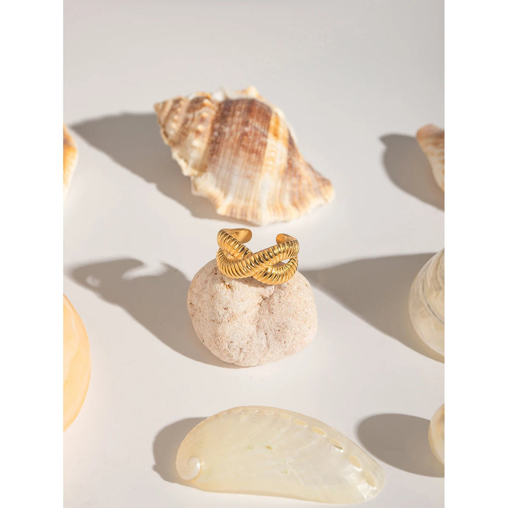 Anel Feminino de Aço Inoxidável com Design Cruzado Atraente, Abertura Rosqueada, Revestido em PVD 18K à Prova d'Água