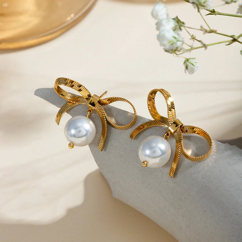Boucles d'oreilles pendantes en acier inoxydable plaqué or 18 carats avec nœud papillon et perle blanche, étanches, texture métallique simple, bijoux tendance pour femme