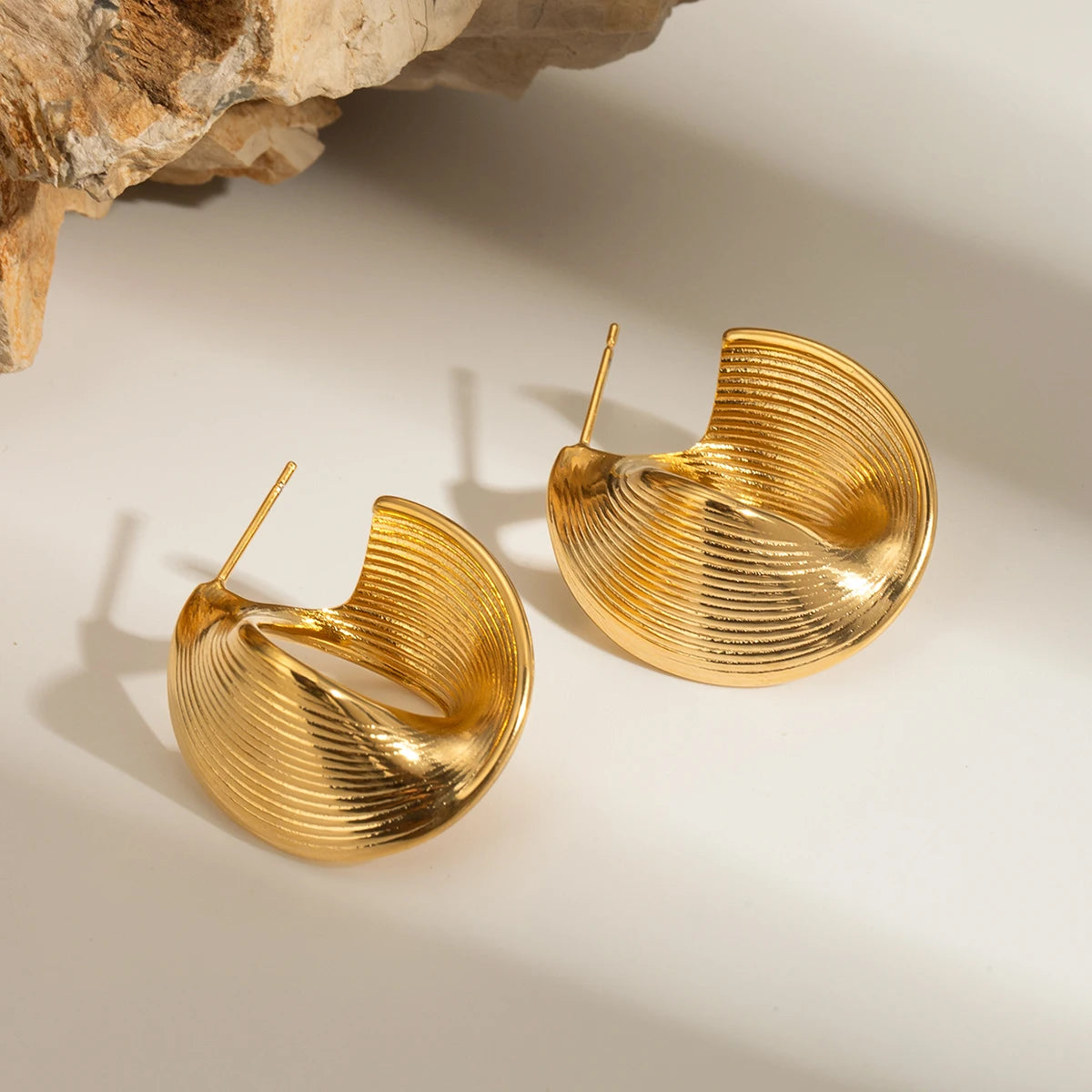 Minimalistisk 18k vintage uregelmæssig snoet stykke Ribbede øreringe, charmerende rustfrit stål, vandtætte attraktive smykker