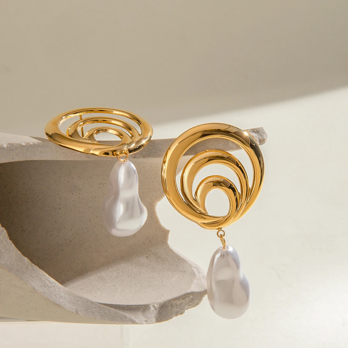 Pendientes colgantes de perla hueca con diseño en espiral impermeable de acero inoxidable 18K para mujer, joyería de declaración elegante de metal con encanto moderno