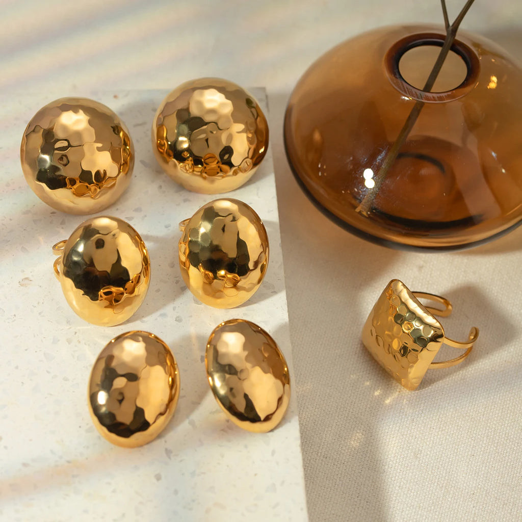 Stilvolle einzigartige Metall-Edelstahl 18k vergoldete Damen-Hammer-Kornmuster-Disco-Oval-Ohrringe/Ring-Set Urlaubsschmuck
