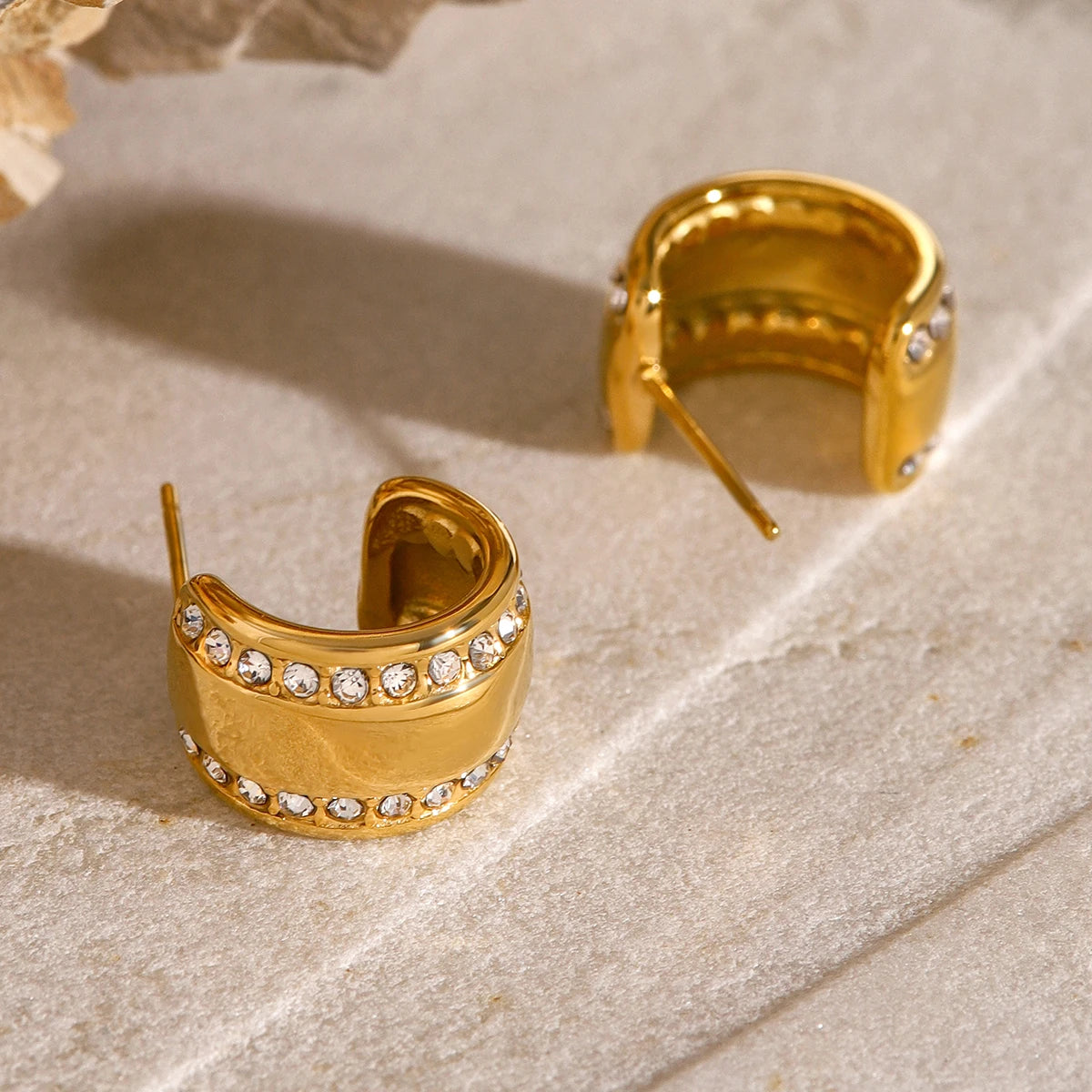 18K PVD forgyldt brede C-formede øreringe indlæg hvid zirconia rustfrit stål Kvinder Statement karakteristiske rustsikre smykker